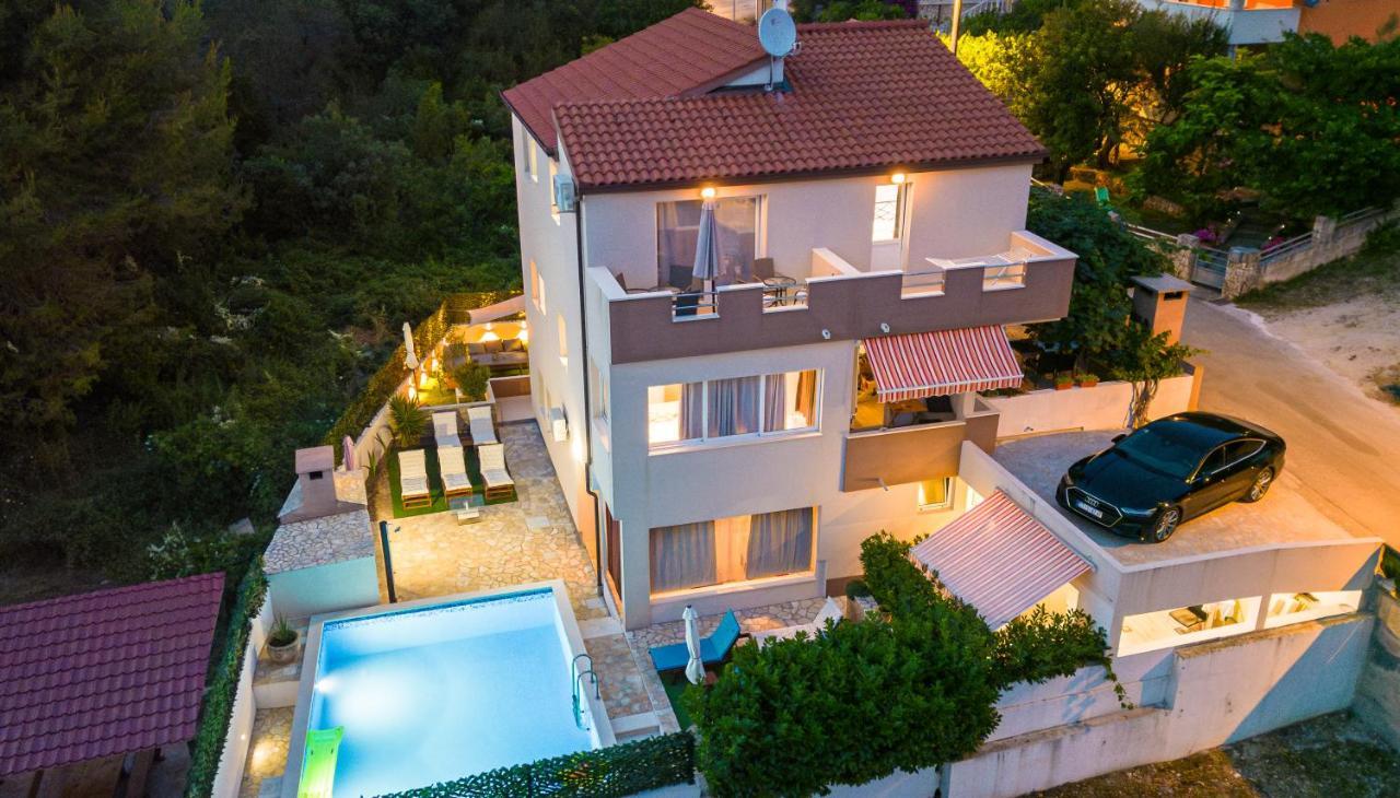 Bruno's Poolside - Near *